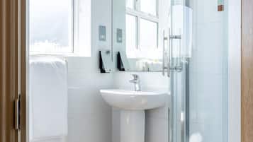 Classic Double Room | Bathroom | Combined shower/bathtub, designer toiletries, hair dryer, towels
