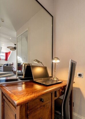 Premium bedding, in-room safe, desk, laptop workspace - The Inn Boutique (St. Helier)