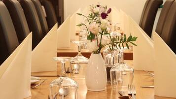 Se sirven desayunos, cenas y cocina regional