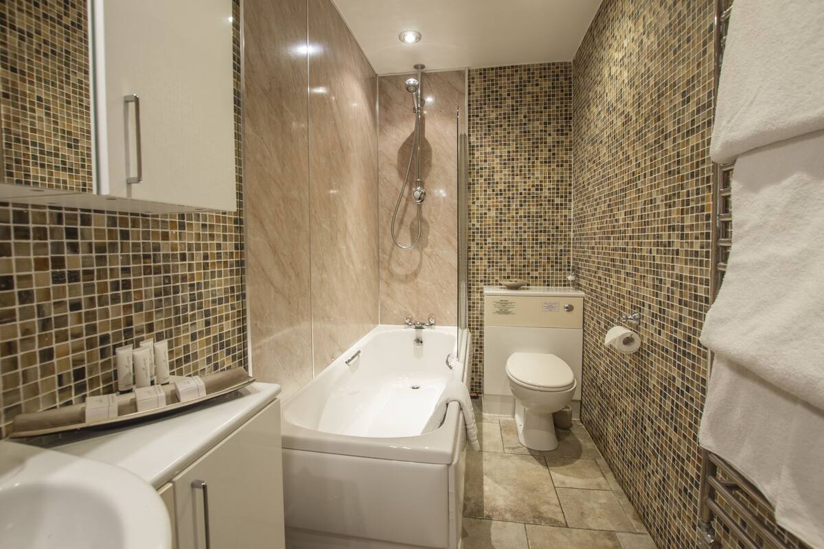 ashton suite, 1 king bed | bathroom shower