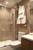 Miljøvenlige toiletartikler, hårtørrer, håndklæder