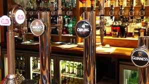 Un bar con múltiples grifos de cerveza, incluyendo marcas como Stella Artois, Beck's, Carling y Guinness.