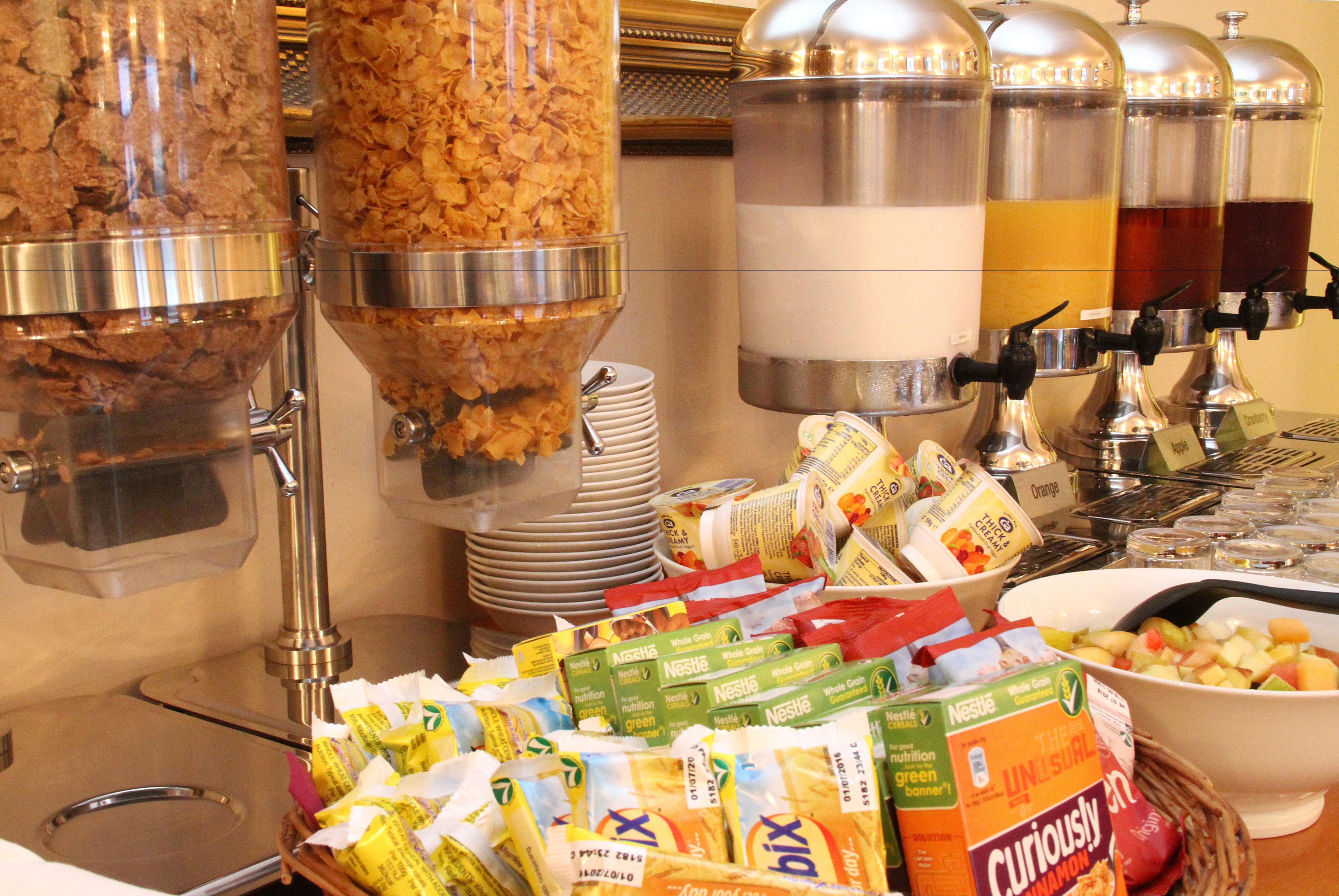 Un bufé con diferentes alimentos y recipientes.