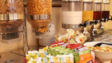 Un bufé con diferentes alimentos y recipientes.