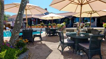 Se sirven desayunos, comidas y cenas con vista a la alberca