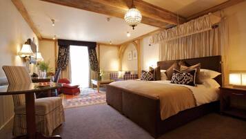 Junior Studio Suite, Non Smoking, Ensuite | In-room safe, desk, blackout drapes, iron/ironing board