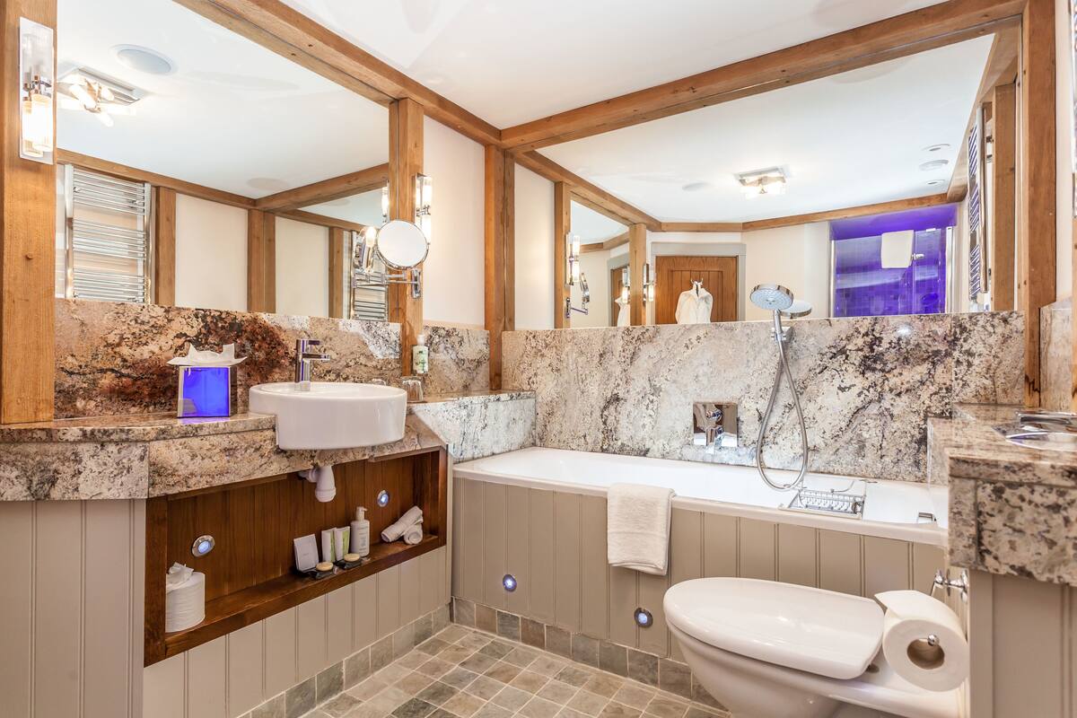 junior studio suite, non smoking, ensuite | deep-soaking bathtub
