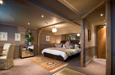 Junior Studio Suite, Non Smoking, Ensuite | In-room safe, desk, blackout drapes, iron/ironing board