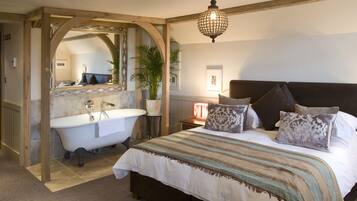 Rom – superior | Safe på rommet, skrivebord, blendingsgardiner og strykejern/-brett