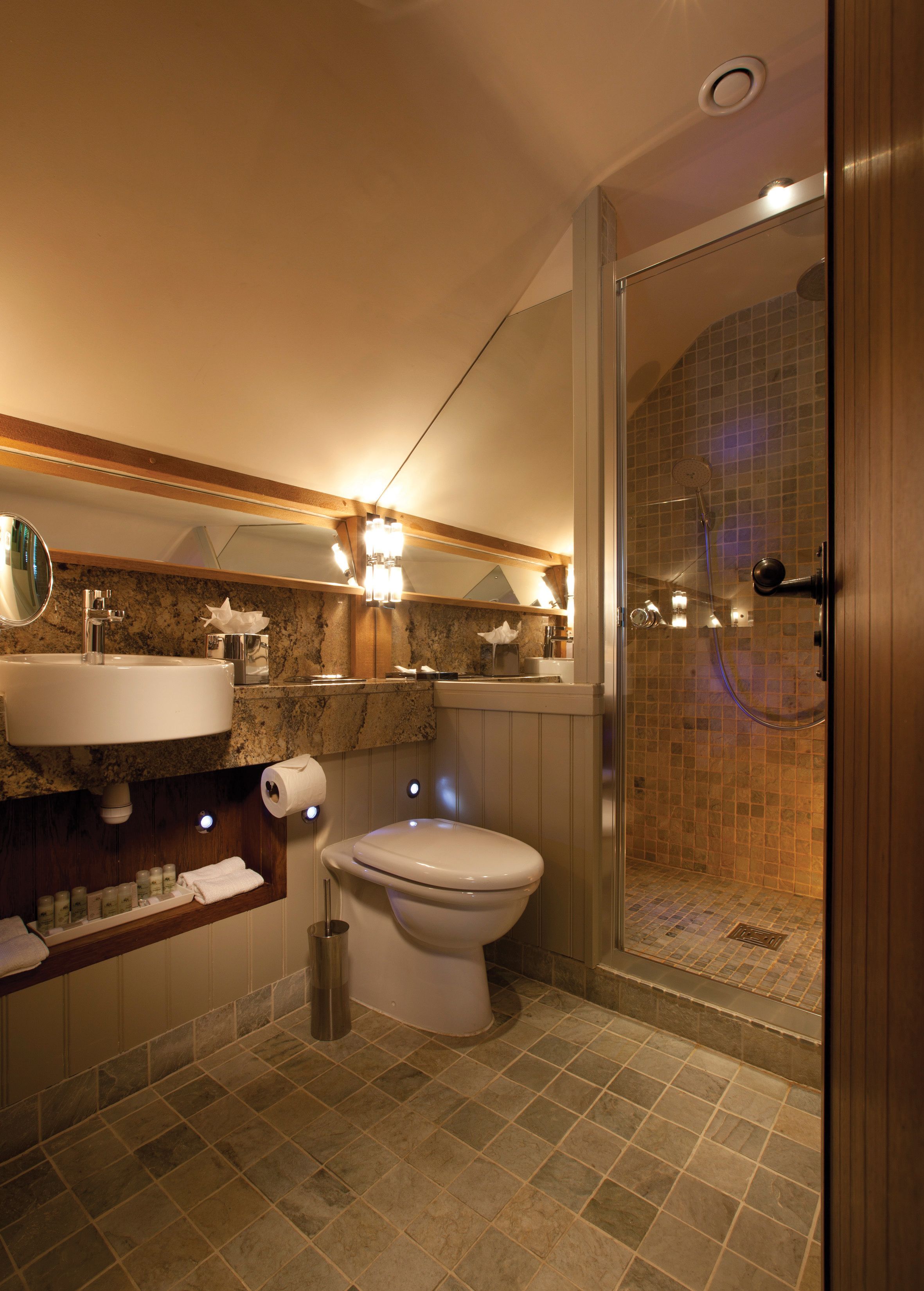 standard room (petite boutique) | bathroom | free toiletries, hair dryer, slippers, towels