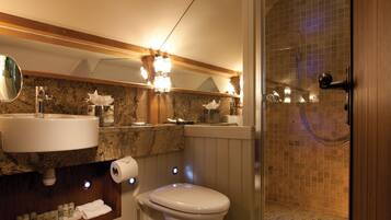 Et moderne badeværelse med vask, toilet og bruseområde.