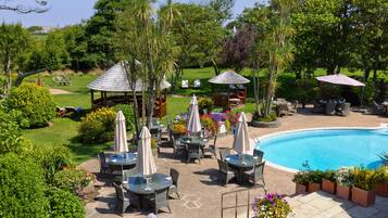 Alberca al aire libre por temporada y sombrillas en la alberca