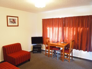 Iron/ironing board, free WiFi, bed sheets - Airport Lodge Motel (Christchurch)