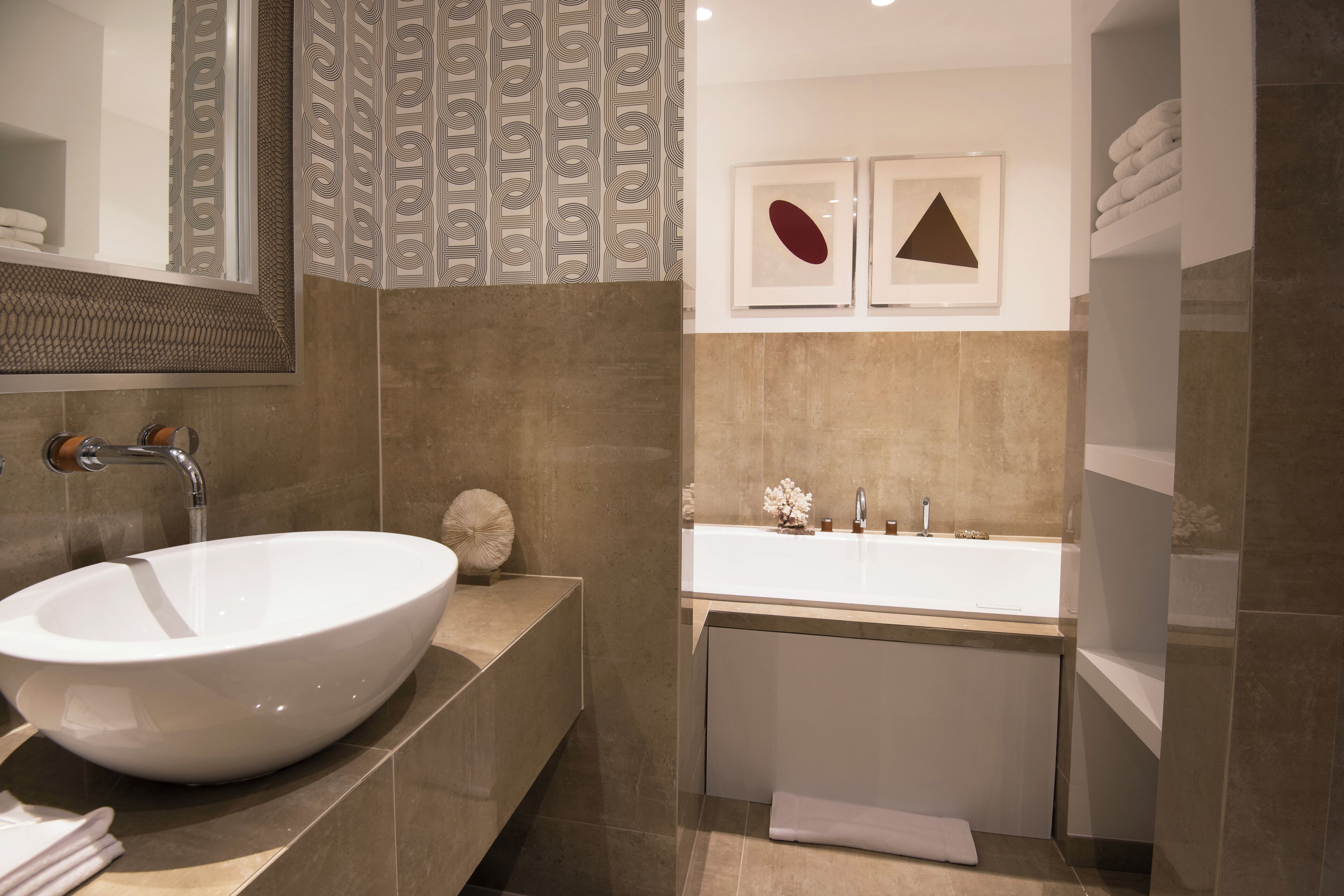 Un baño moderno con un lavamanos grande blanco, una bañera y un espejo.