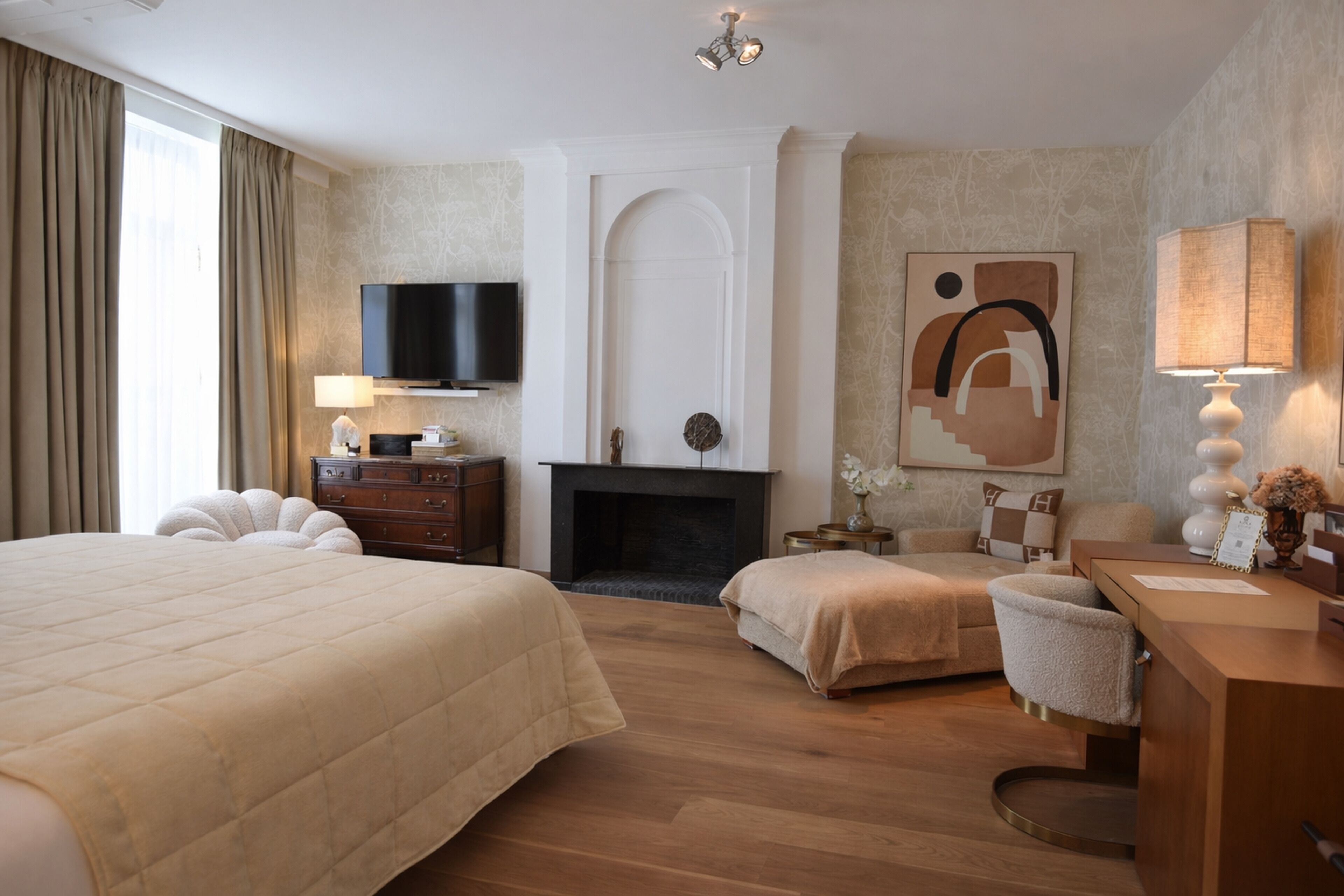 Suite | Sengetøy av topp kvalitet, dundyner, minibar og safe på rommet