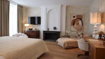 Suite | Sengetøy av topp kvalitet, dundyner, minibar og safe på rommet