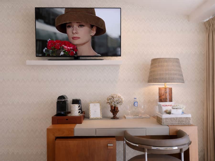 Quarto casal clássico, sacada | Área de estar | TV de tela plana