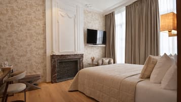 Dobbeltrom – deluxe, kanalutsikt | Sengetøy av topp kvalitet, dundyner, minibar og safe på rommet