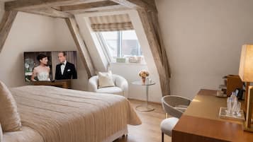 أغطية فراش متميزة وألحفة محشوة بالريش وميني بار وخزنة داخل الغرفة