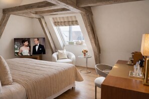 Junior Suite, Canal View | Premium bedding, down comforters, minibar, in-room safe - Hotel Van Cleef (Bruges)