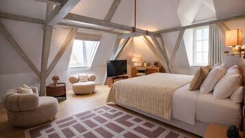 Suite, uitzicht op kanaal | Luxe beddengoed, donzen dekbedden, een minibar, een kluis op de kamer