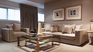 Suite | Sengetøy av topp kvalitet, dundyner, minibar og safe på rommet