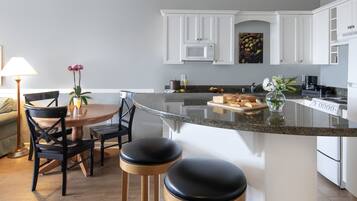 Full-size fridge, microwave, oven, stovetop