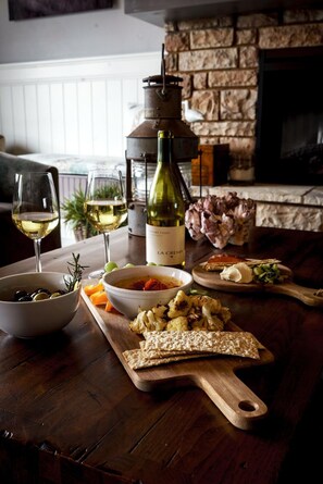 Wine bar, alfresco dining, open daily