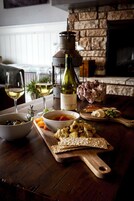 Bar de vinos con mesas al aire libre (abre todos los días)