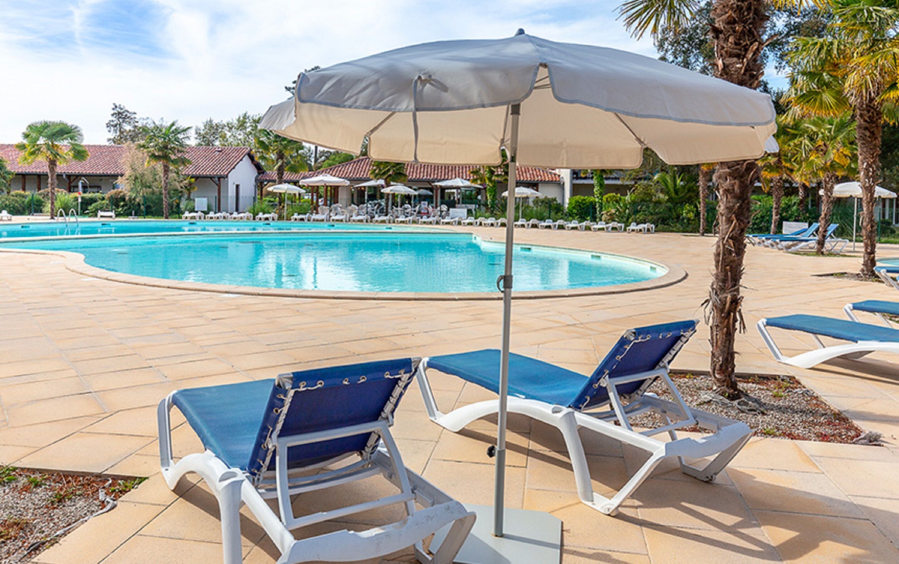 สระว่ายน้ำกลางแจ้ง