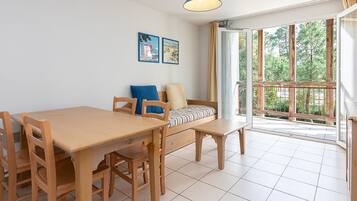 Appartement, 3 chambres 8 personnes | Living area | TV