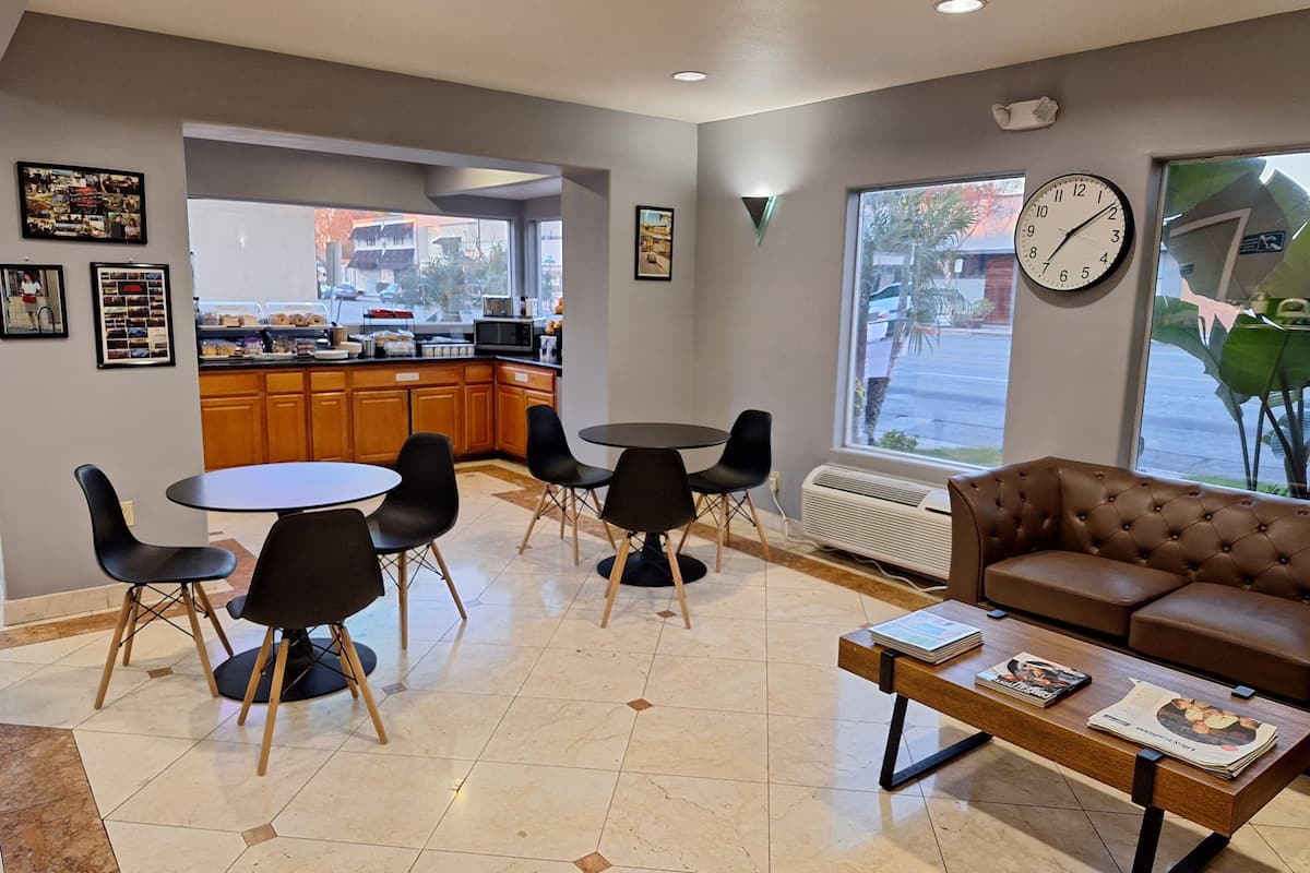 free daily continental breakfast