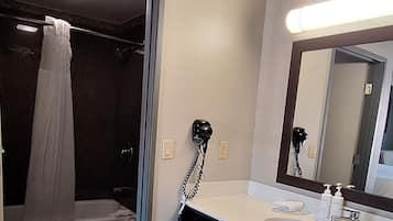 Un baño moderno con ducha, lavabo y espejo.
