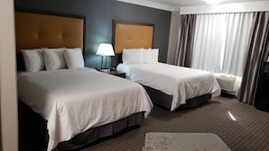 スタンダード ダブルルーム クイーンベッド 2 台 | 高級寝具、ピロートップベッド、デスク、遮光カーテン