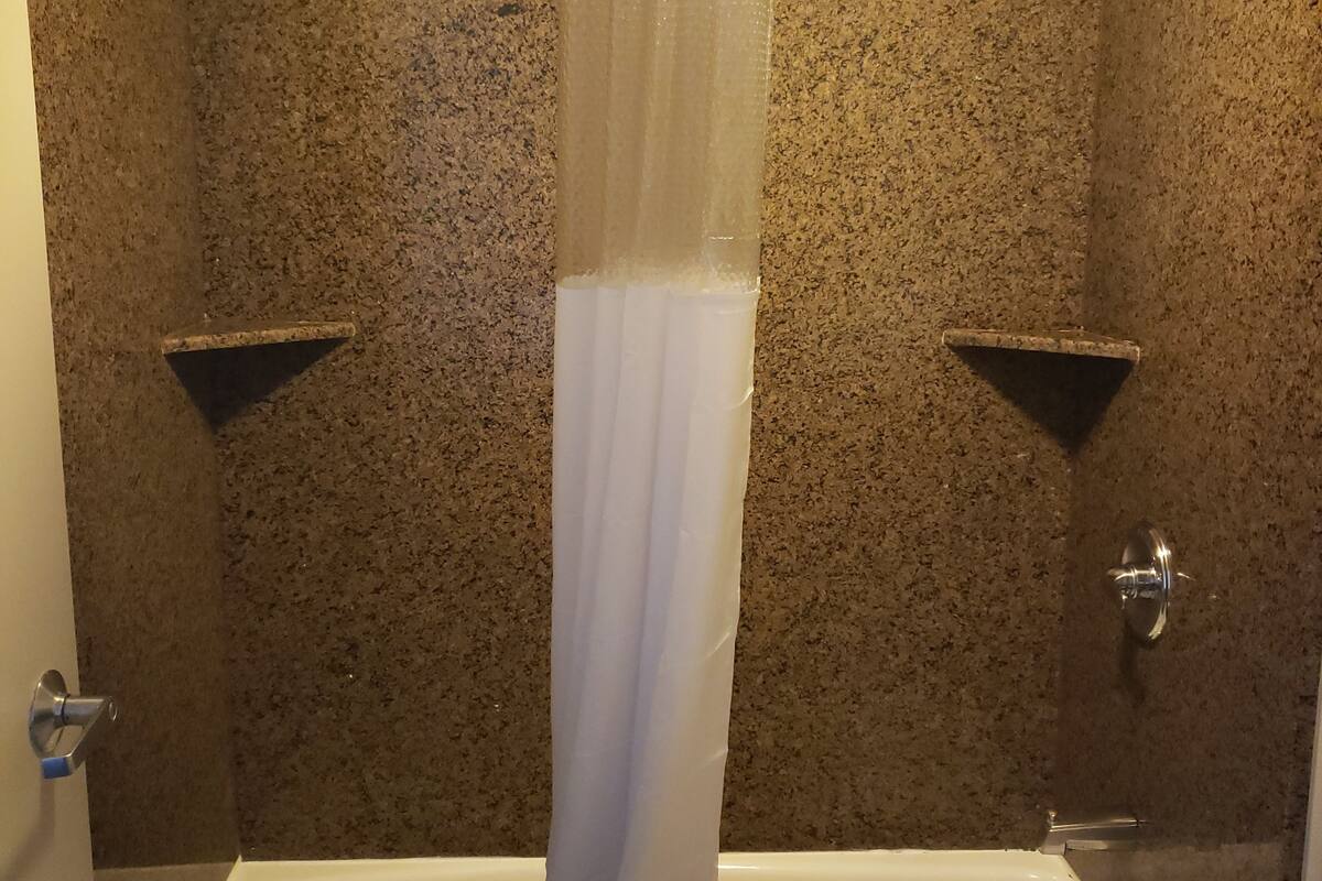 combined shower/bathtub, hydromassage showerhead, designer toiletries