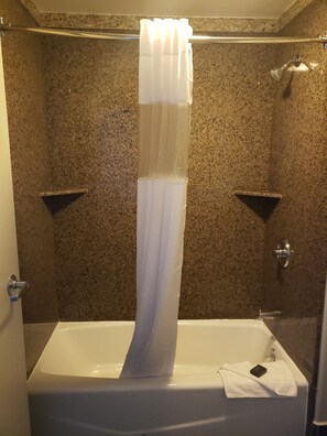 Combined shower/tub, hydromassage showerhead, designer toiletries - Portofino Inn Burbank (Burbank)