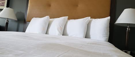 Chambre Standard, 1 trÚs grand lit | Literie de qualité supérieure, surmatelas, bureau, rideaux occultants