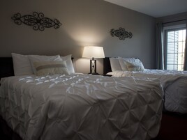 Ropa de cama de alta calidad, escritorio y cortinas blackout 