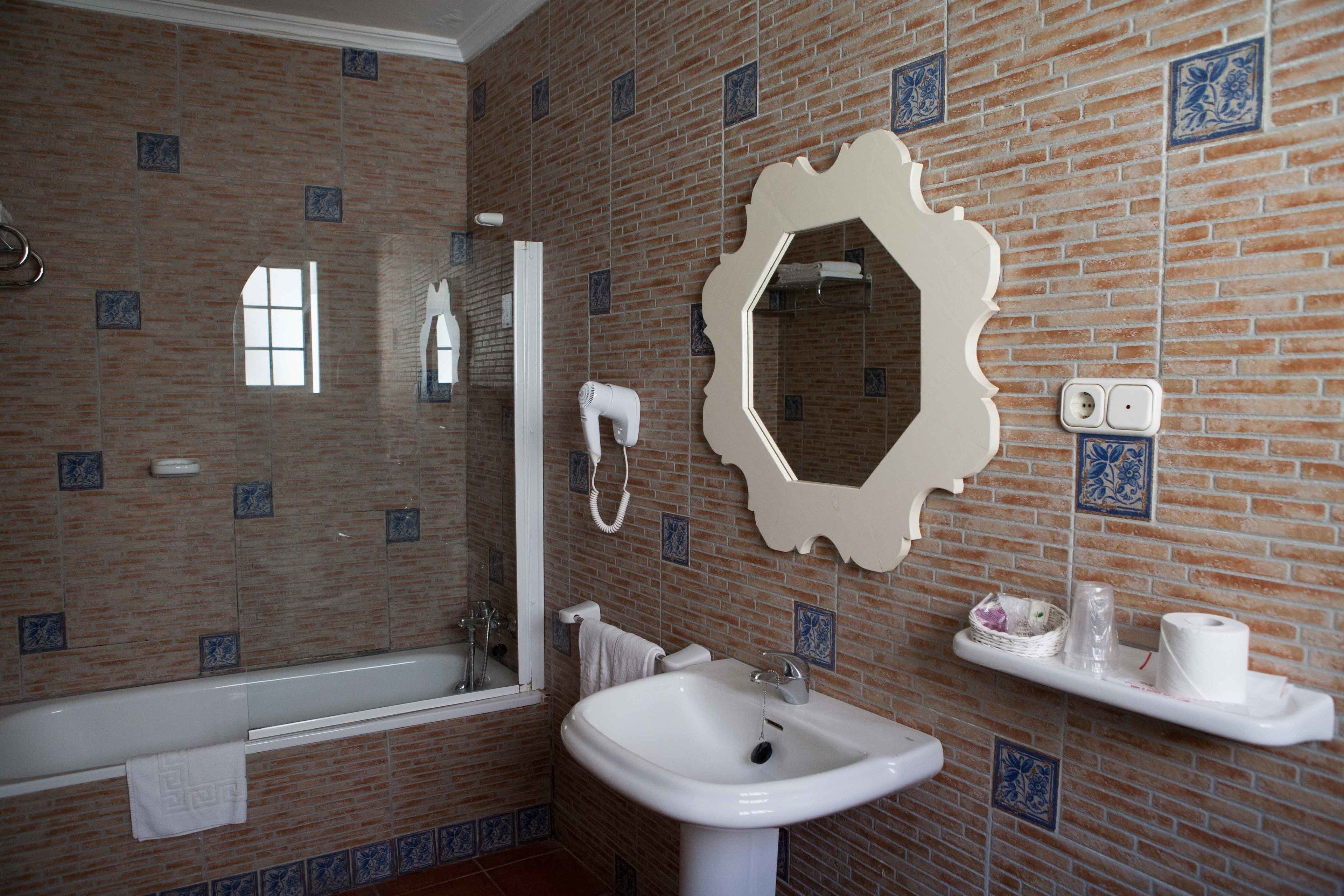 combined shower/bathtub, deep-soaking bathtub, free toiletries