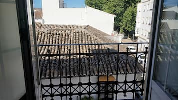 ダブルルーム キングベッド 1 台 バルコニー シティビュー | セーフティボックス (室内)、デスク、防音設備、アイロン / アイロン台