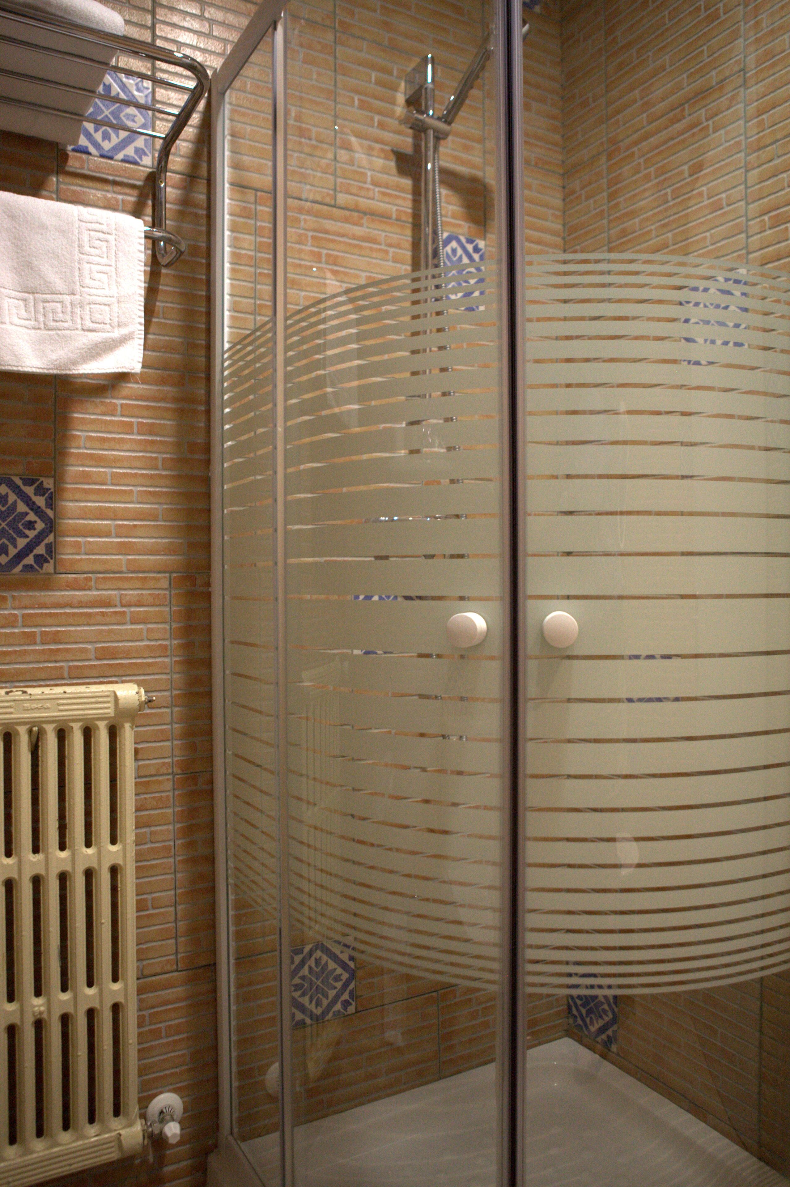 single room | bathroom shower