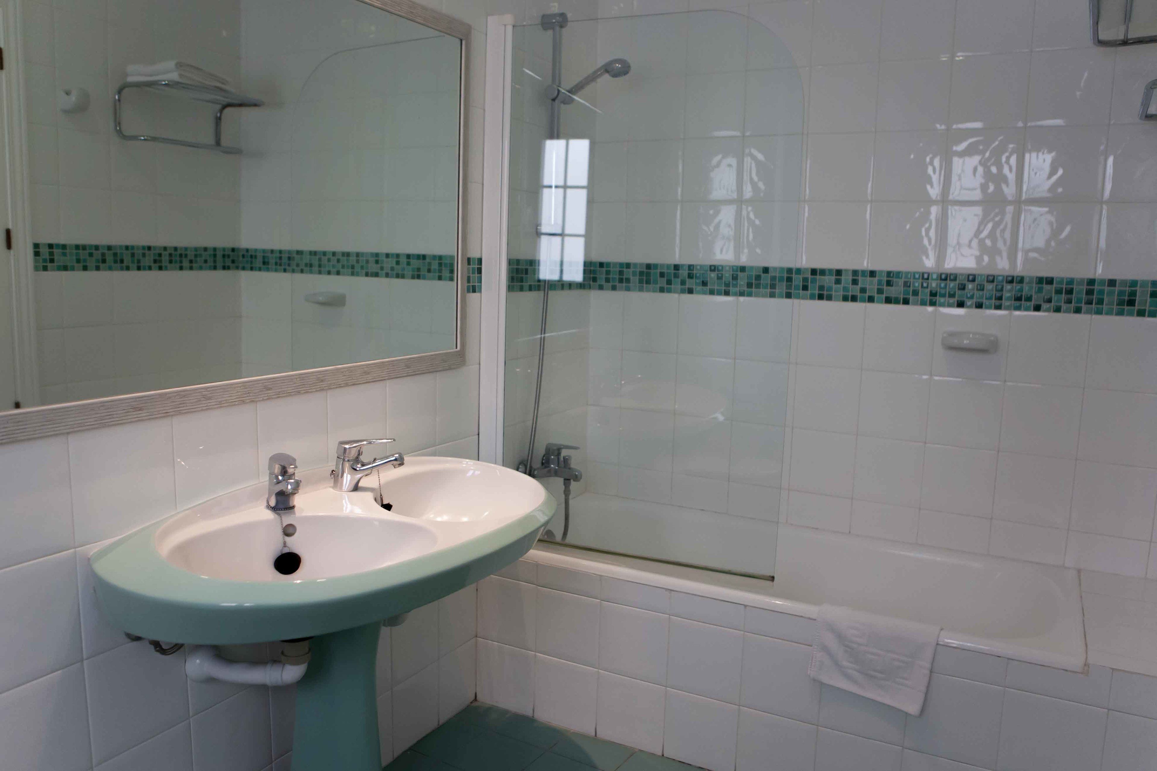 habitación doble interior con 1 cama doble o 2 individuales | bathroom | combined shower/bathtub, deep-soaking bathtub, free toiletries