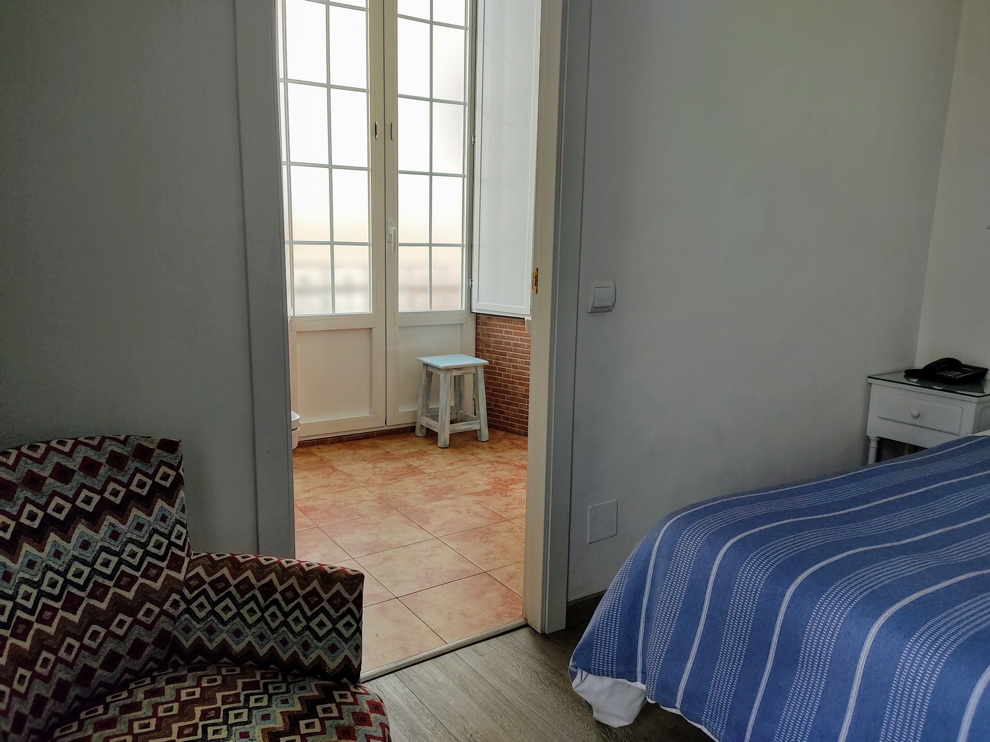Dreibettzimmer | Zimmersafe, Schreibtisch, schallisolierte Zimmer, Bügeleisen/Bügelbrett