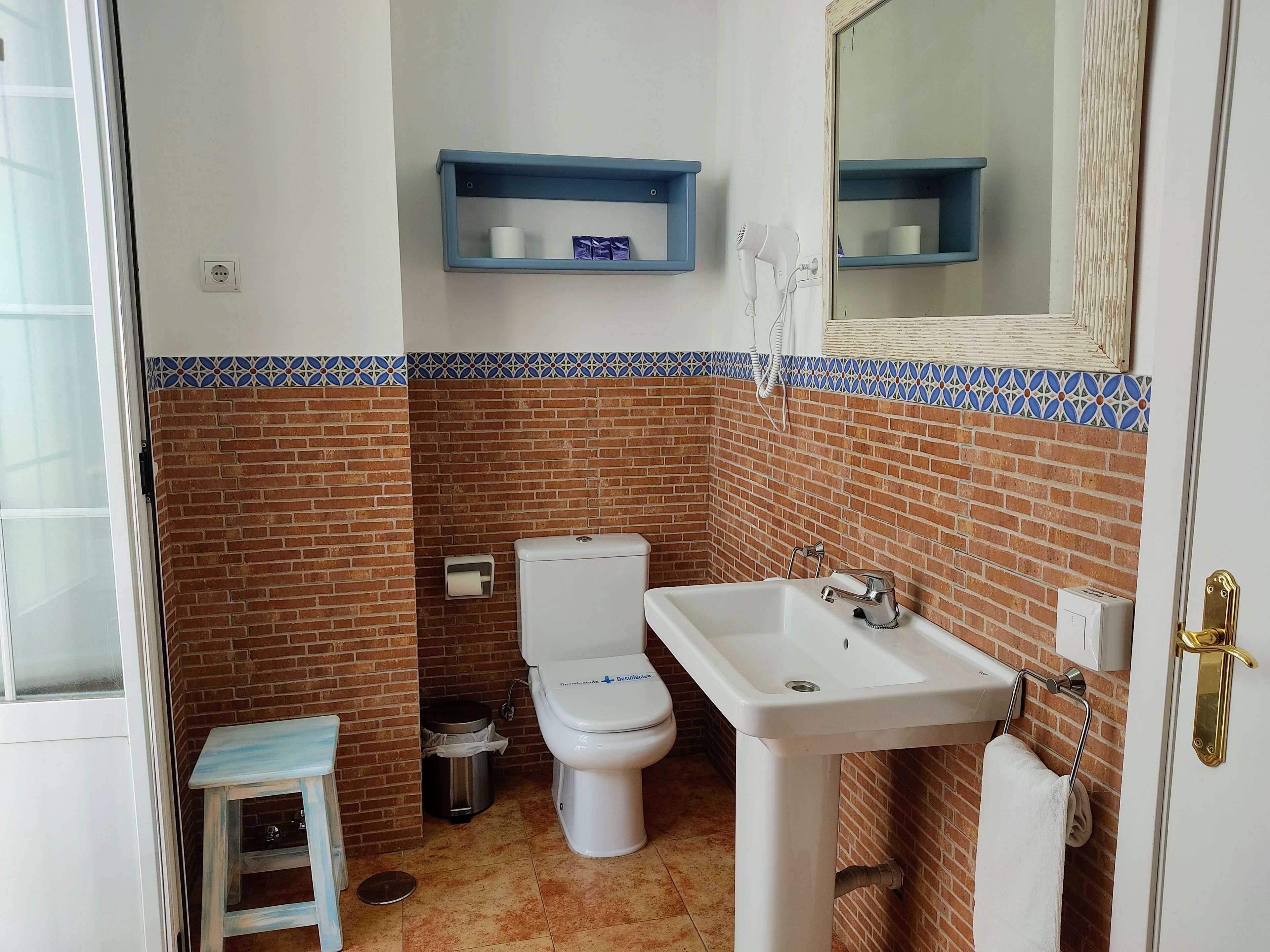 triple room | bathroom | combined shower/bathtub, deep-soaking bathtub, free toiletries