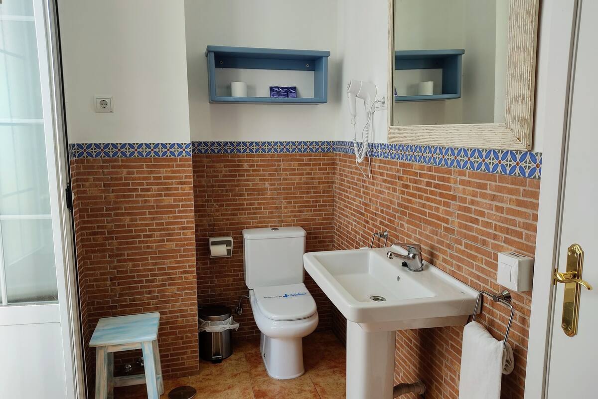 triple room | bathroom | combined shower/bathtub, deep-soaking bathtub, free toiletries