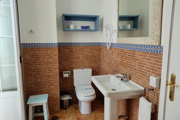 Triple Room | Bathroom | Combined shower/tub, deep soaking tub, free toiletries, hair dryer