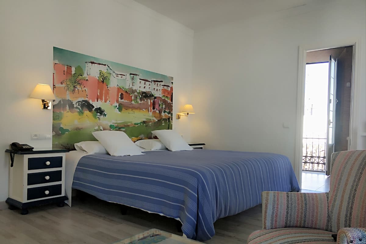 Tweepersoonskamer, 1 kingsize bed, balkon, uitzicht op stad | Een kluis op de kamer, een bureau, geluiddichte muren