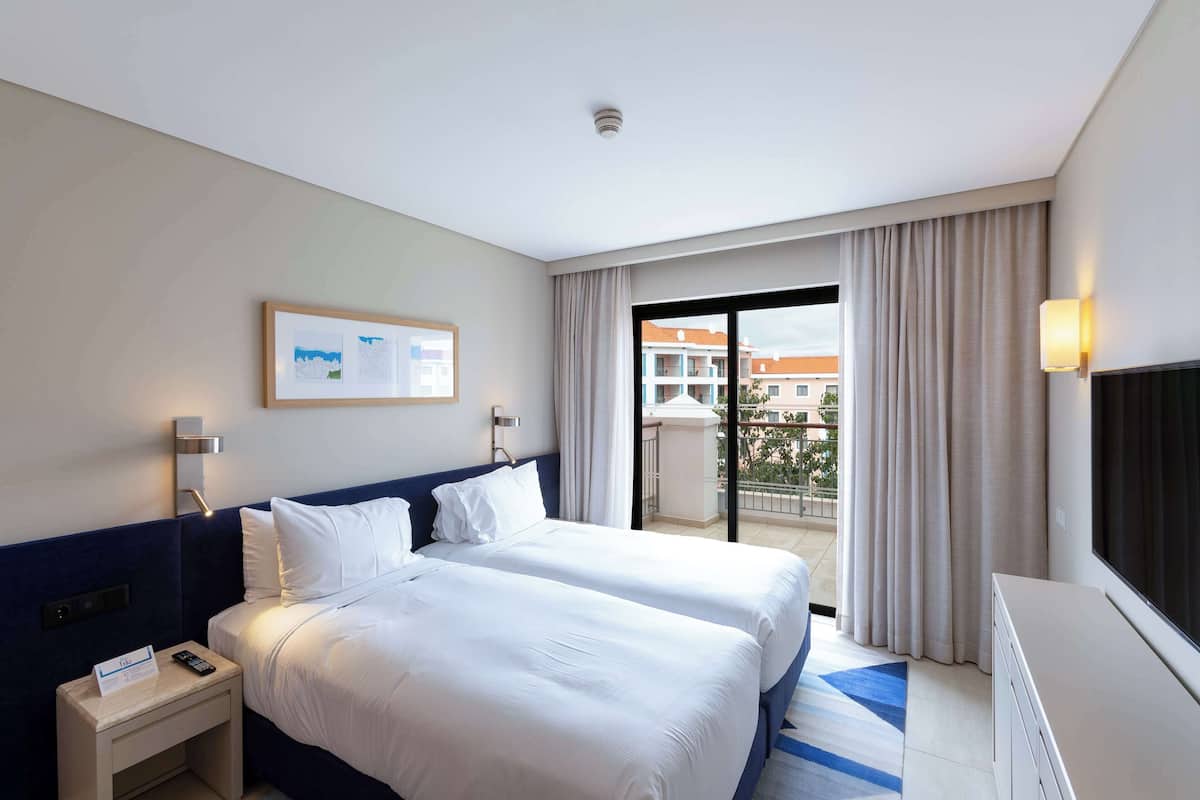 Ropa de cama de alta calidad, camas con efecto memoria y minibar