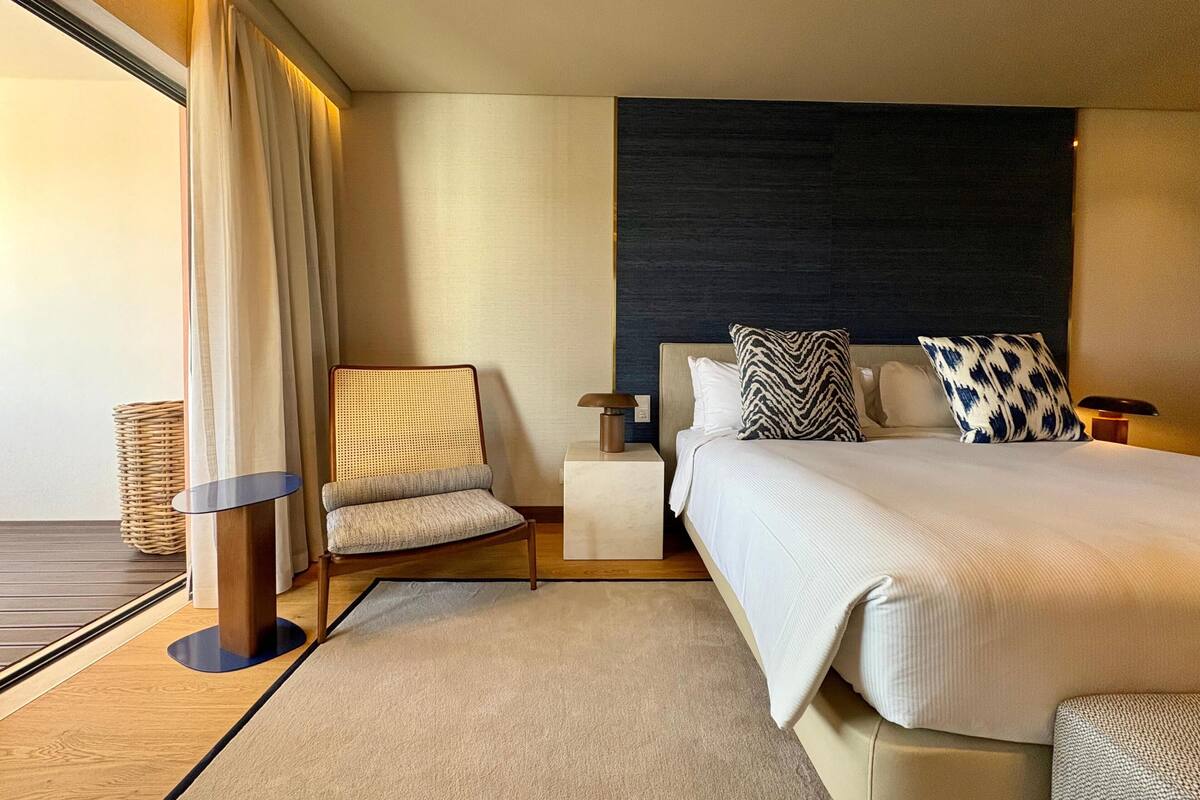 Suite Presidensial | Seprai premium, busa memori, minibar, dan brankas
