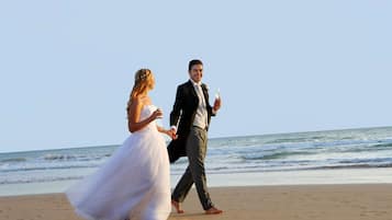 白沙、免费海滩班车、沙滩椅、海滩遮阳伞